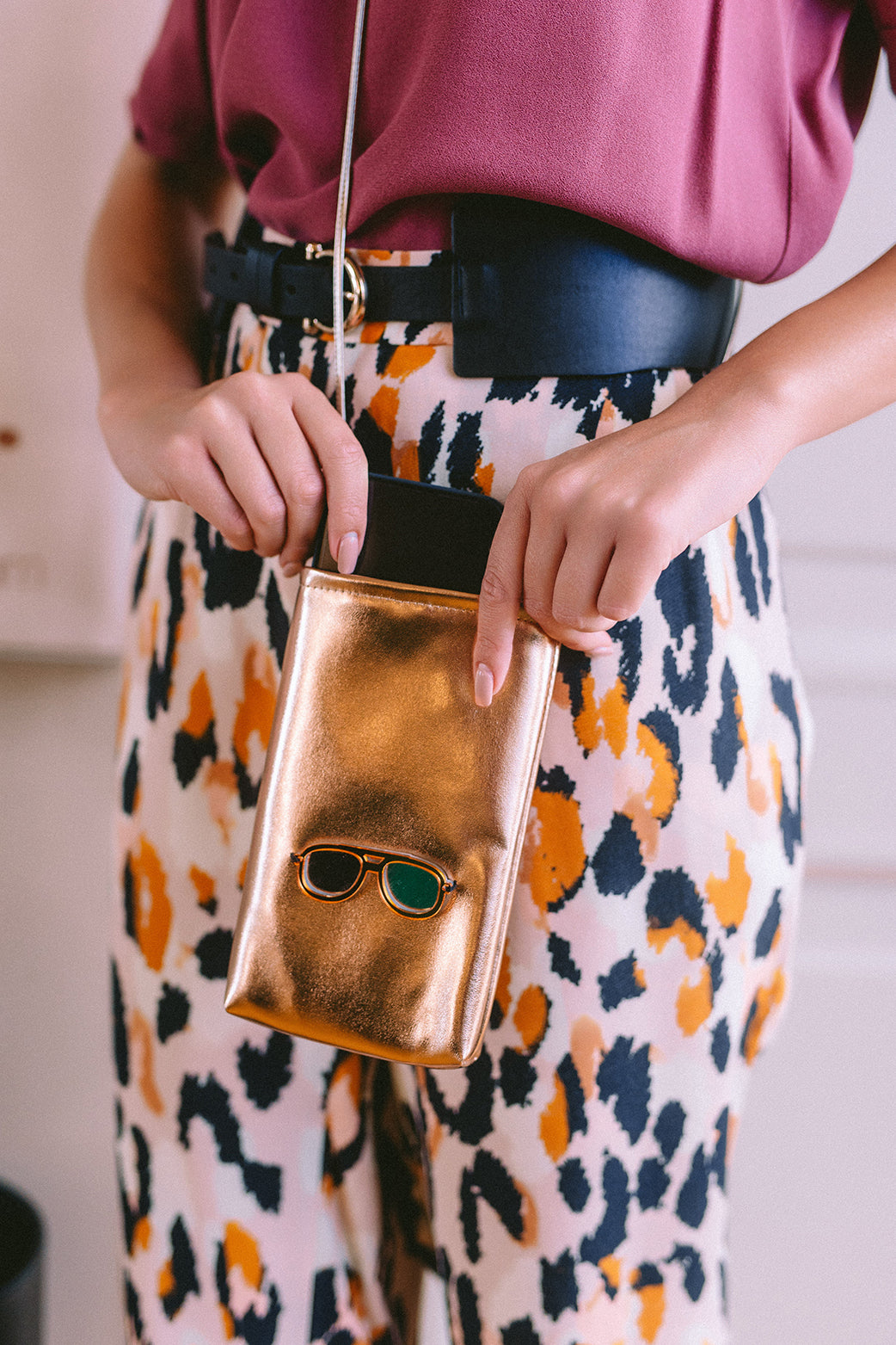 EV Mobile Pouch | Rose Gold Mirror Glasses