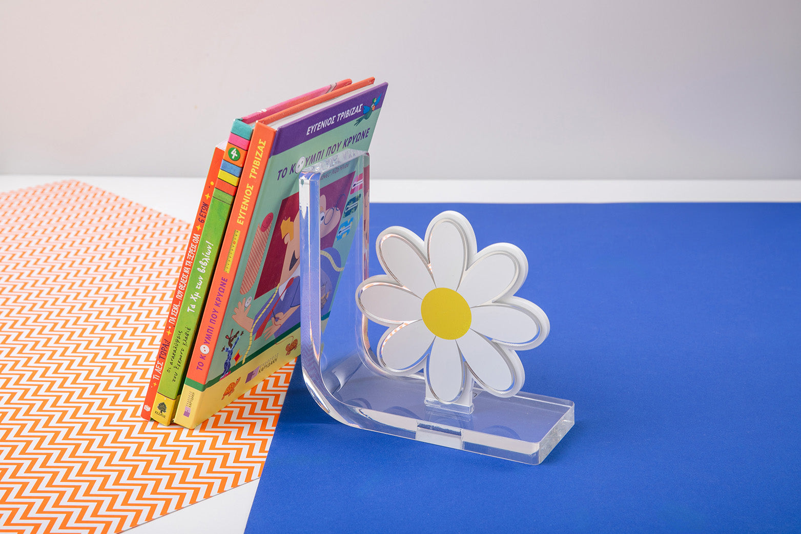 BOOKEND | Daisy